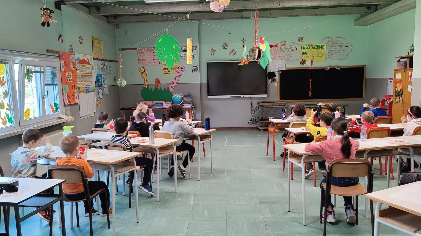 Bambini ai banchi in un’aula durante il doposcuola
