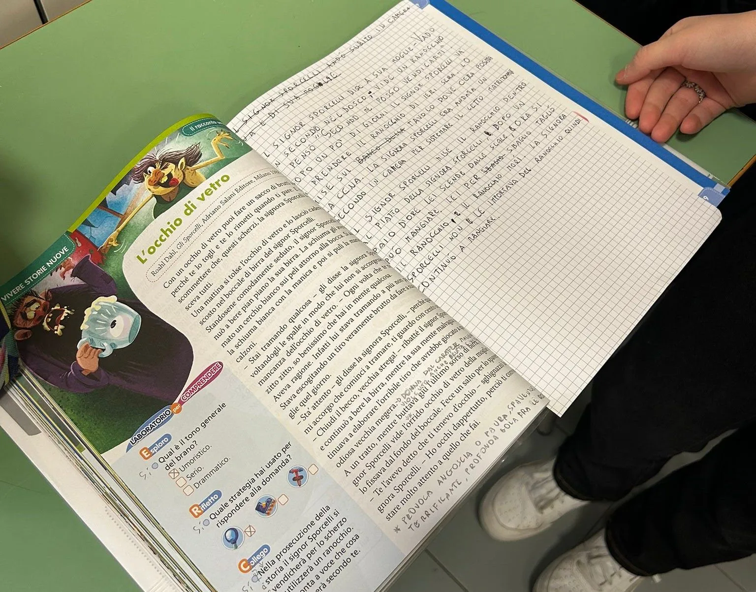 Un quaderno aperto e un libro di testo sul banco durante i compiti