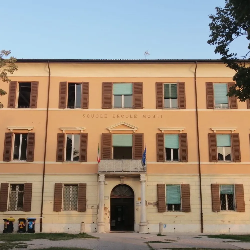 L’edificio della scuola primaria E. Mosti