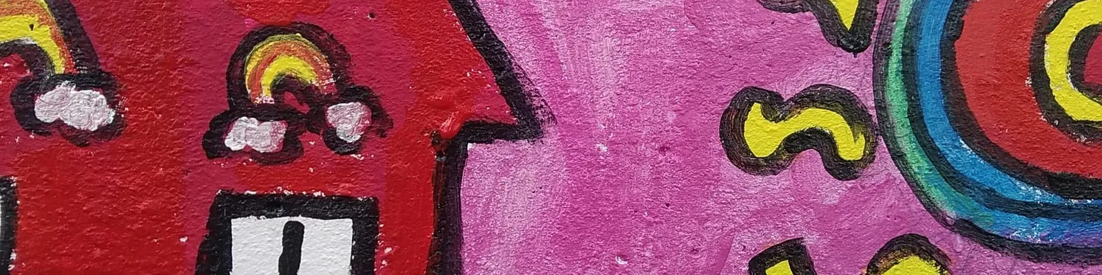 Particolare di un murale dipinto dai bambini: una casa rossa su fondo rosa