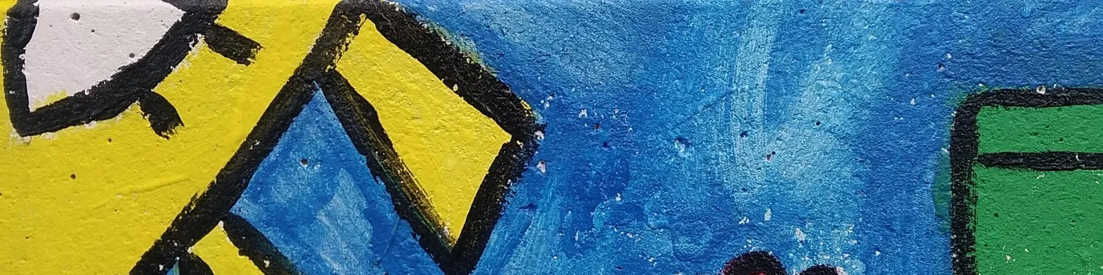 Particolare di un murale dipinto dai bambini: i raggi gialli di un sole sul cielo blu