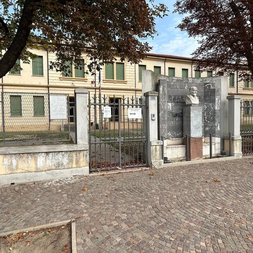 L’edificio della scuola primaria E. De Amicis